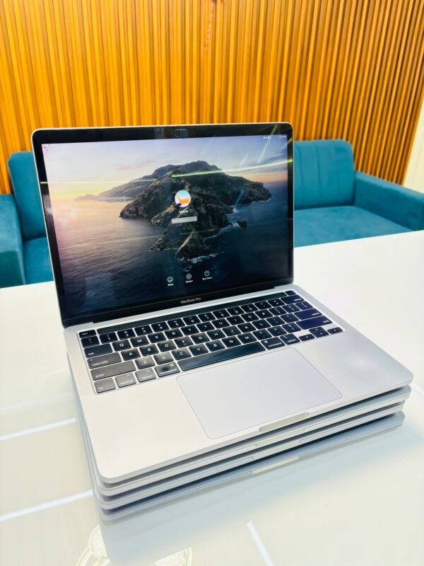 MACBOOK 2020 year Touch Bar I7 16GB RAM 500 GB SSD